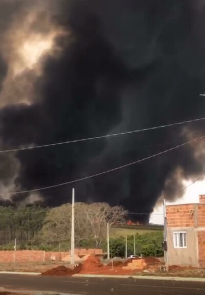 Imagem da notícia Incêndio após a ponte do Rio São Luiz assusta moradores do Bairro Jatobá em Costa Rica